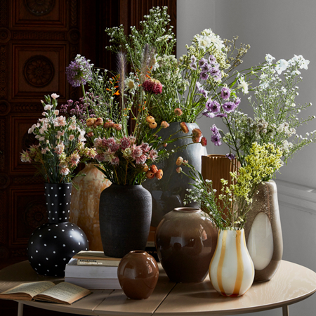 Vasen mit frischen Blumen